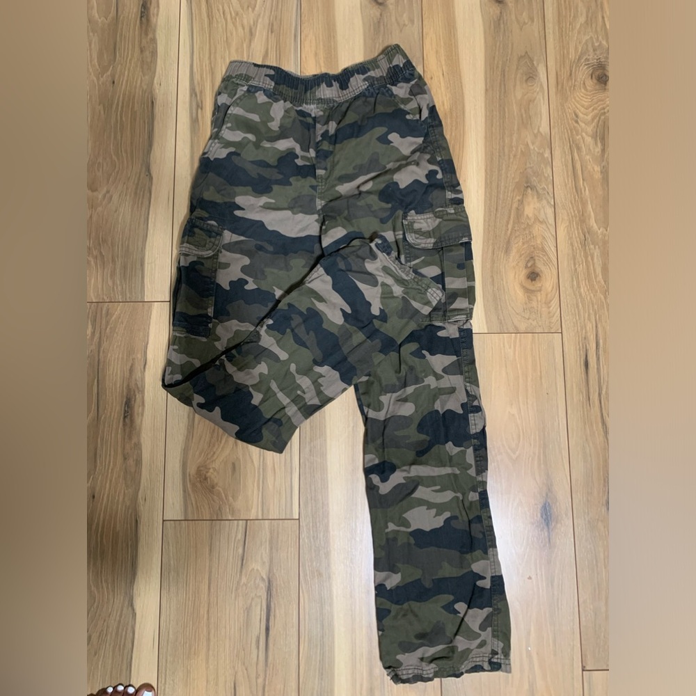 Place Camo cargo pants in black and green